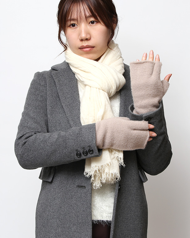 手袋 レディース ナイロンソフトヤーン素材 防寒 暖かい 柔らかい 肌触り ミドル丈 ベージュ 肌色 タッチパネル スマホ操作可能 ロング丈 日本企画 ブランド 付け心地 良い 滑らか 履き心地 KURODA(クロダ)