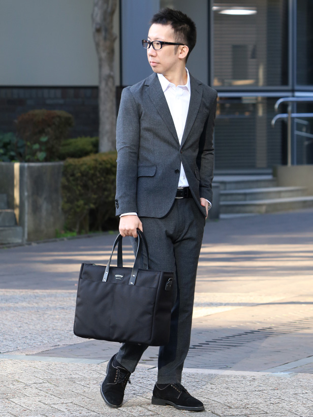 ワンダーバゲージ(WONDER BAGGAGE) グッドマンズシリーズ アーバンツールバッグ ブラック モデル 着用 コーディネート 画像