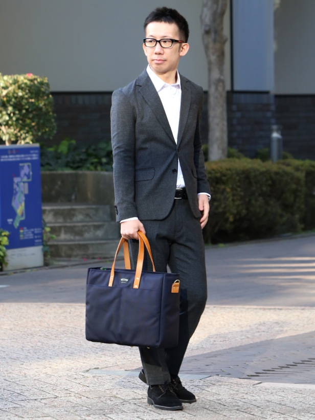 ワンダーバゲージ(WONDER BAGGAGE) グッドマンズシリーズ アーバンツールバッグ ネイビー モデル 着用 コーディネート 画像