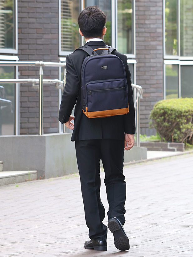 WONDER BAGGAGE(ワンダーバゲージ) グッドマンズシリーズ デイパックネオ ネイビー モデル 着用 コーディネート 画像
